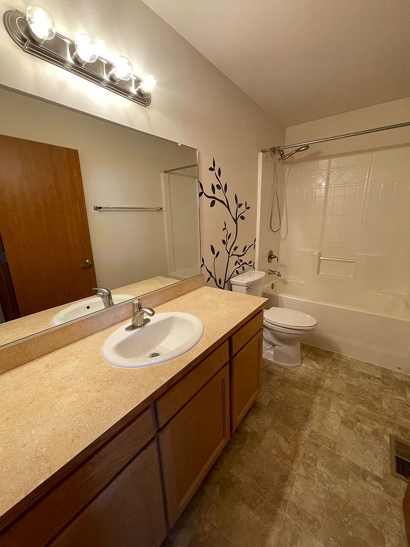 Pending Application Lovely 3 Bedroom Townhouse In The Heart Of Town — Photo 2