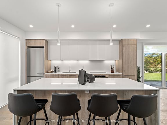 3rd image of 35 Rockmount Cres