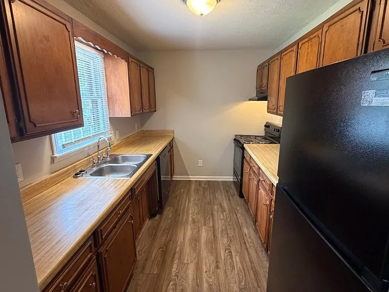 2558 Oak Hill Dr — Photo 10