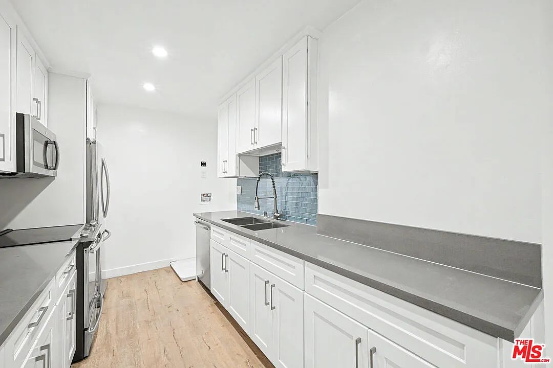 1 bed, 2.0 bath, 1150 sqft, $3,800 — Photo 2