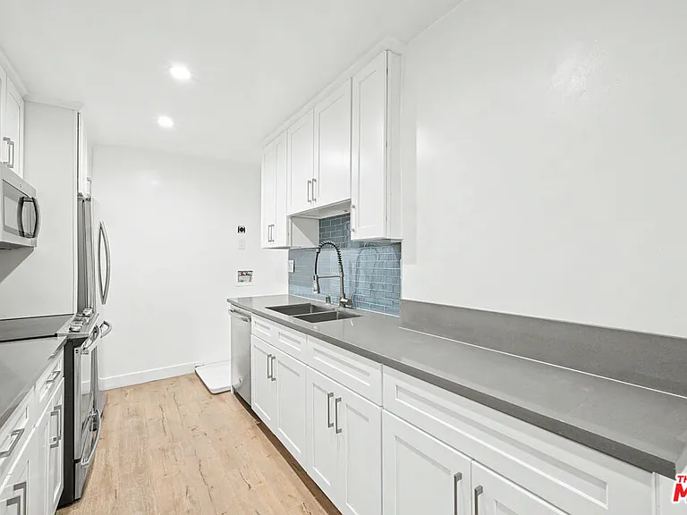 136 S Palm Dr #103 — Photo 2