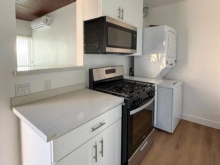 116 N Helberta Ave — Photo 2