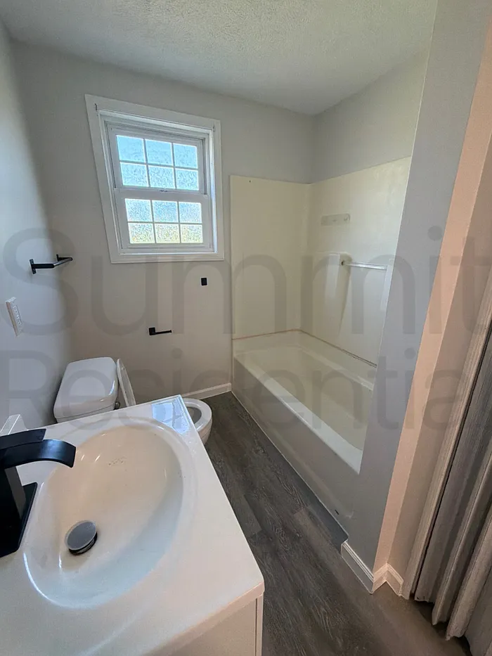 3 bed, 1.0 bath, 1628 sqft, $1,195 — Photo 3