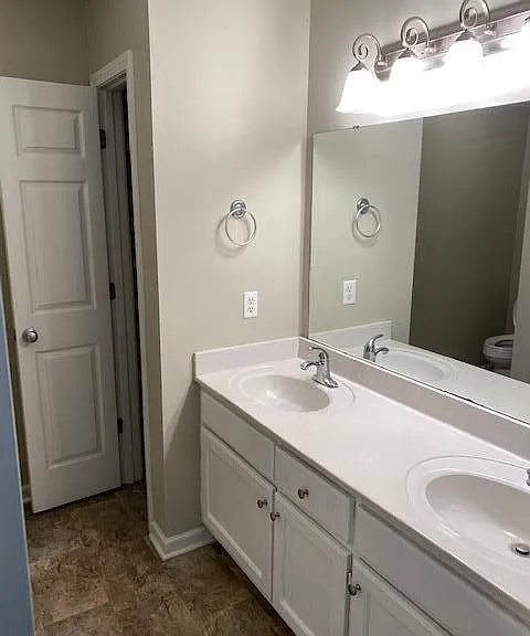 1261 Glastonbury Rd — Photo 9