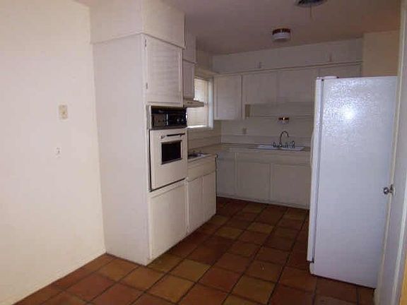 4th image of 3948 Laurel Dr