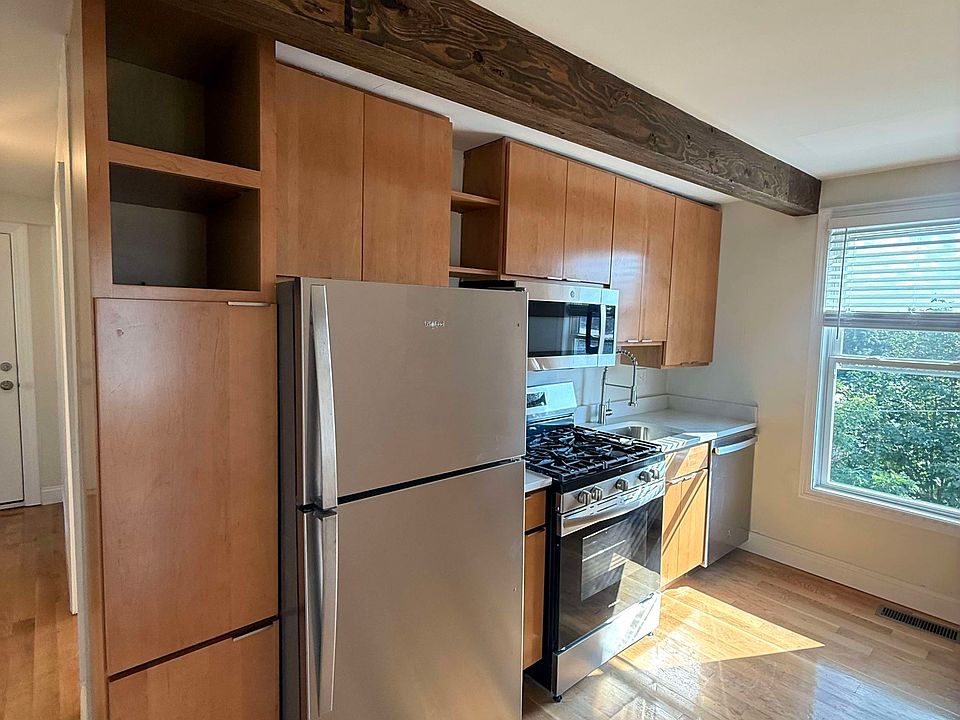 1st image of 10 Greenwood Pl #5