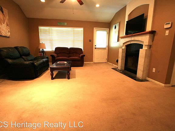 4th image of 717 Broadmoor Dr #A