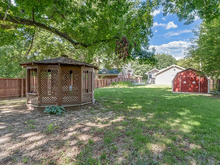 122 S Belmont Ave — Photo 44