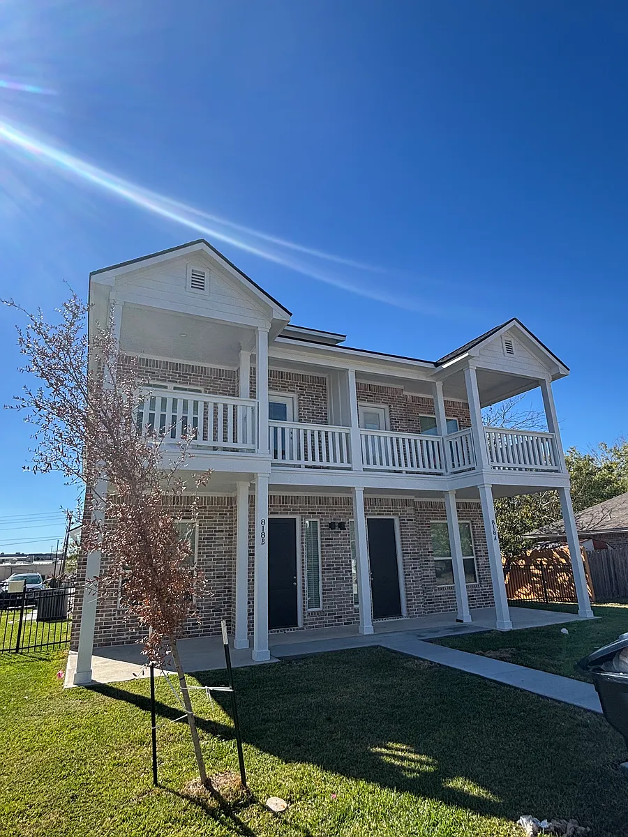 Building Photo - 818 Avenue A