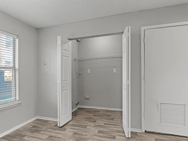 Wilshire Park Apartments — Photo 34