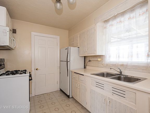 3rd image of 6438 N Trumbull Ave