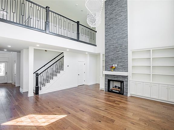 4th image of 621 Merryfield St