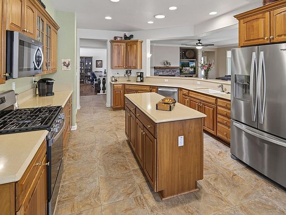 4th image of 671 Violet Ln