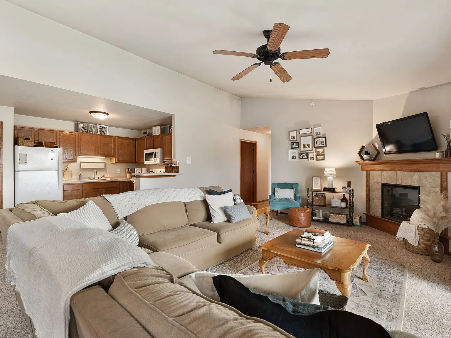 2 Bed, 1.5 Bath 2nd Floor - 1,165 sq ft — Photo 4