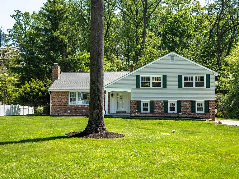 1390 Paxon Pl — Photo 4