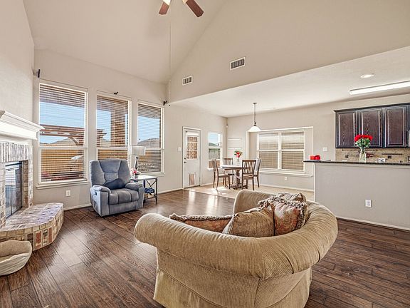 4th image of 409 Crown Oaks Dr