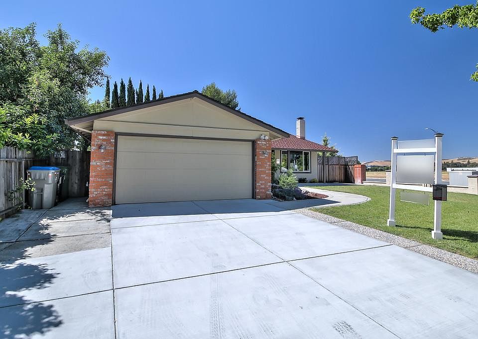1st image of 201 Vineyard Dr