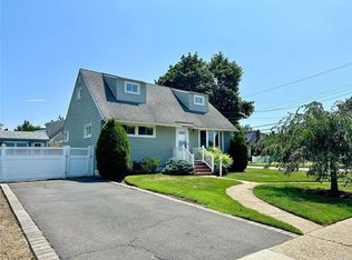 3 Hart St, Farmingdale, NY 11735