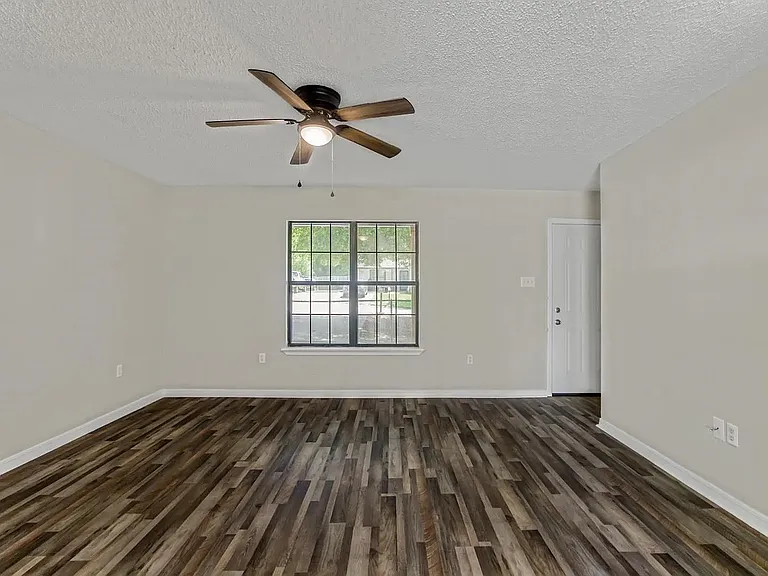 1319 Collier Dr — Photo 7