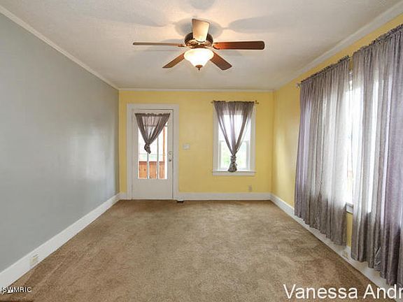 3rd image of 933 Hollywood St NE