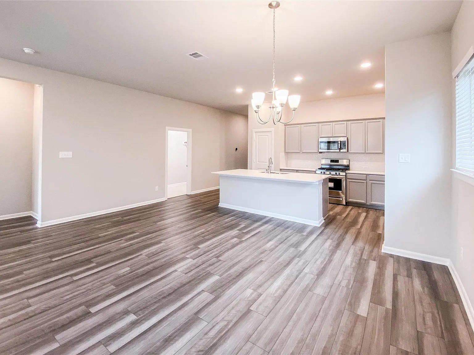 3 bed, 2.0 bath, 1870 sqft, $2,350 — Photo 4