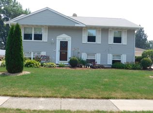 1135 N Green Meadows Blvd, Streamwood, IL 60107