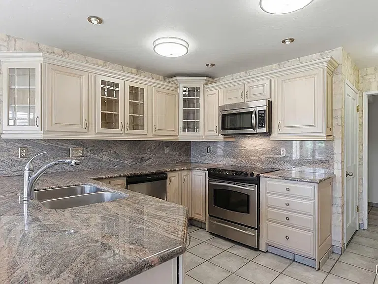 3 bed, 2.5 bath, 2213 sqft, $2,275 — Photo 4