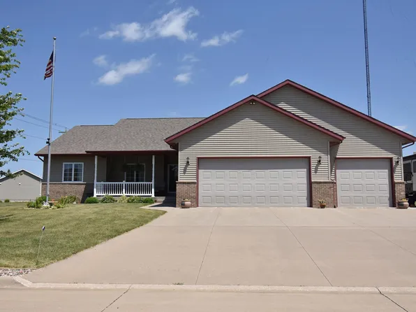 1602 6th St NE, Independence, IA 50644