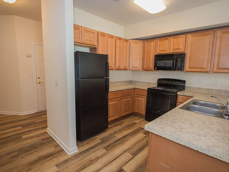 403 Parkview Ct — Photo 32
