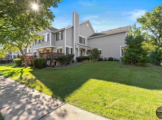 532 Sandhurst Ln, South Elgin, IL 60177