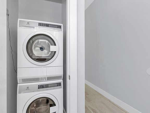 4th image of 661 W 180th St #20