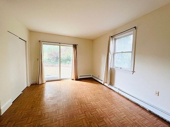4th image of 15 Pennsylvania Ave #1