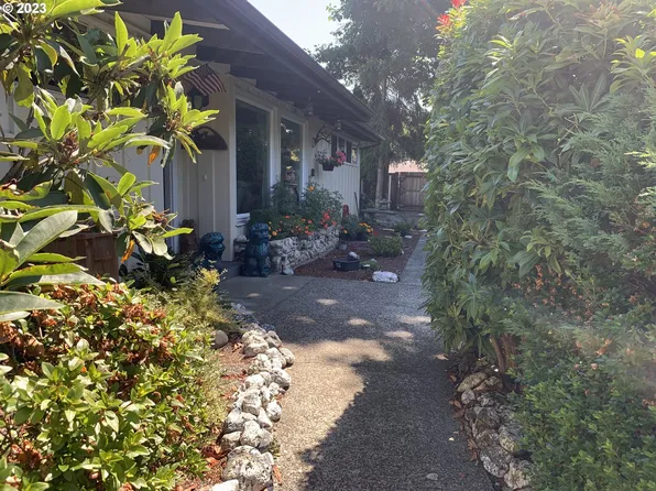1610 Ocean Blvd SE, Coos Bay, OR 97420