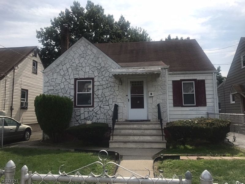 2nd image of 586 Chapman St