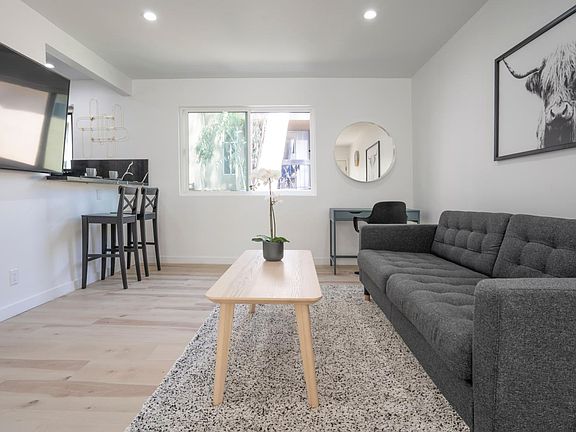 5th image of 944 N San Vicente Blvd APT 4