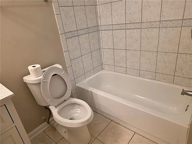 4 bed, 2.0 bath, 2633 sqft, $3,500 — Photo 2