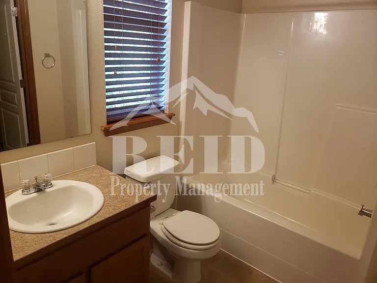 100 NE Miramar Cir — Photo 22