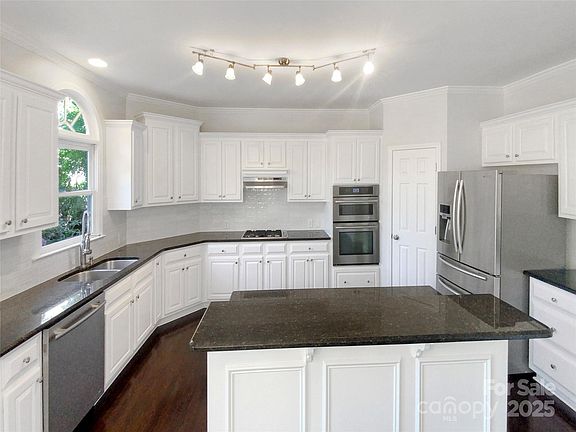 4th image of 17040 Laurelmont Ct