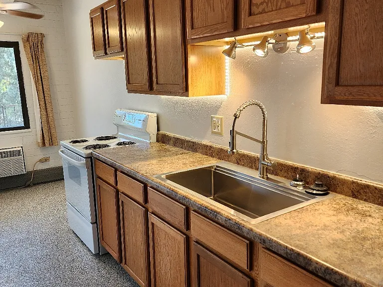 512 N Cantril St #12 — Photo 7