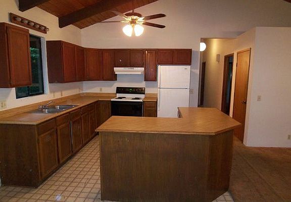 2nd image of 15-2702 Mano St