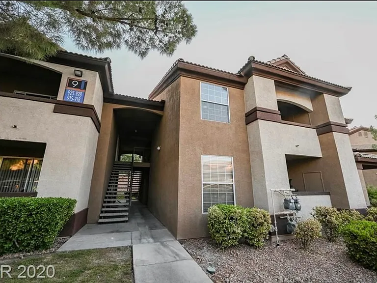231 W Horizon Ridge Pkwy #927 — Photo 2