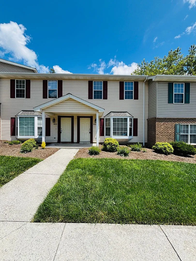 4 Bedroom, 3 Bath Townhouse — Photo 1