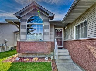 7 Scotia Lndg NW, Calgary, AB T3L2K2