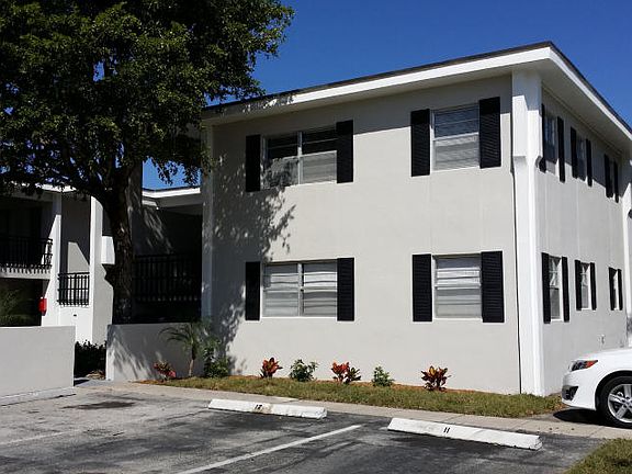 5th image of 202 Lucerne Ave APT 11