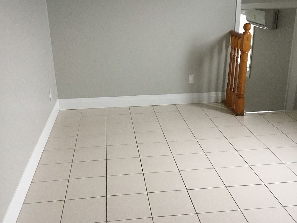 2nd image of 299 Simcoe St S #5