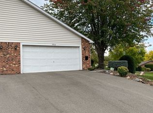 7052 Robinwood Trl, Woodbury, MN 55125