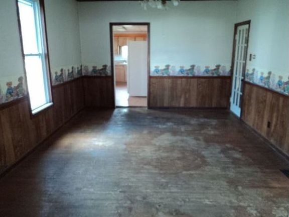 4th image of 637 W Church St