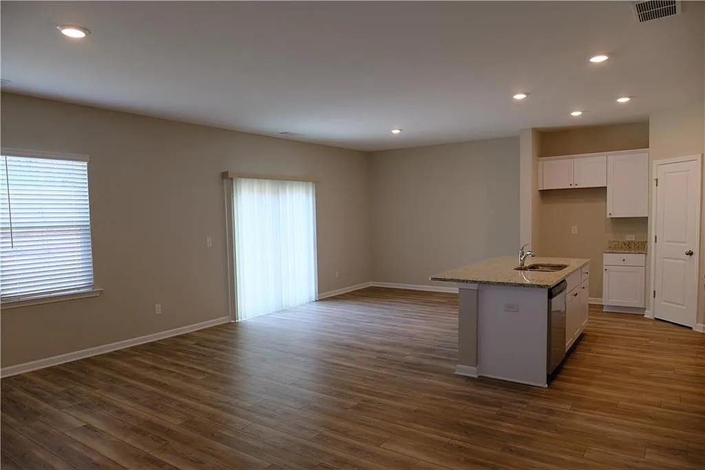 4 bed, 2.5 bath, 1825 sqft, $2,200 — Photo 2