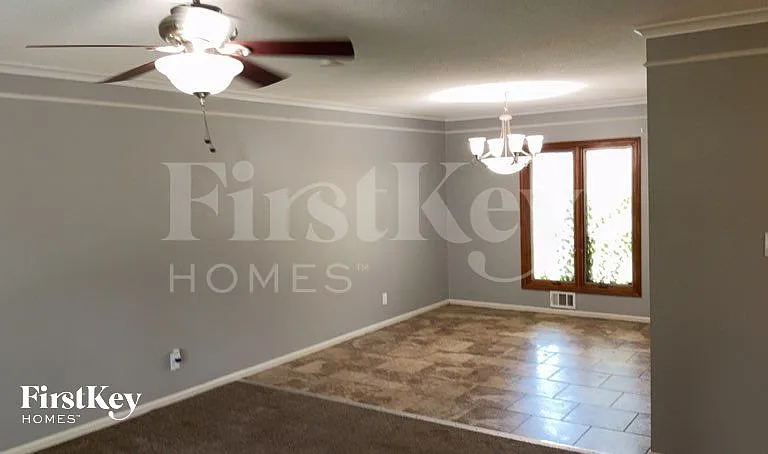 509 SW Victor Dr — Photo 4