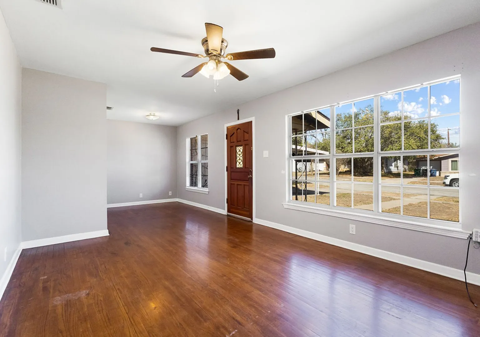 Charming Home Awaits: Spacious & Modern Living in a Prime Location — Photo 2
